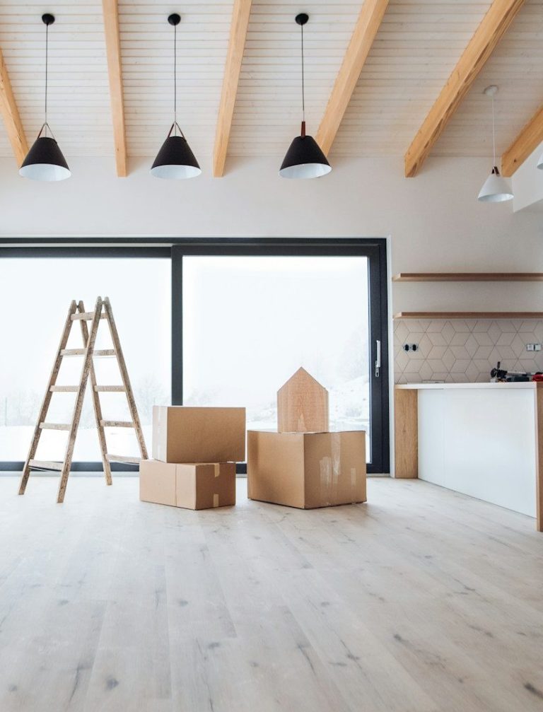 bester Partner Zwei Personen mit Kartons als Köpfen sitzen auf dem Boden und zeigen Freude.